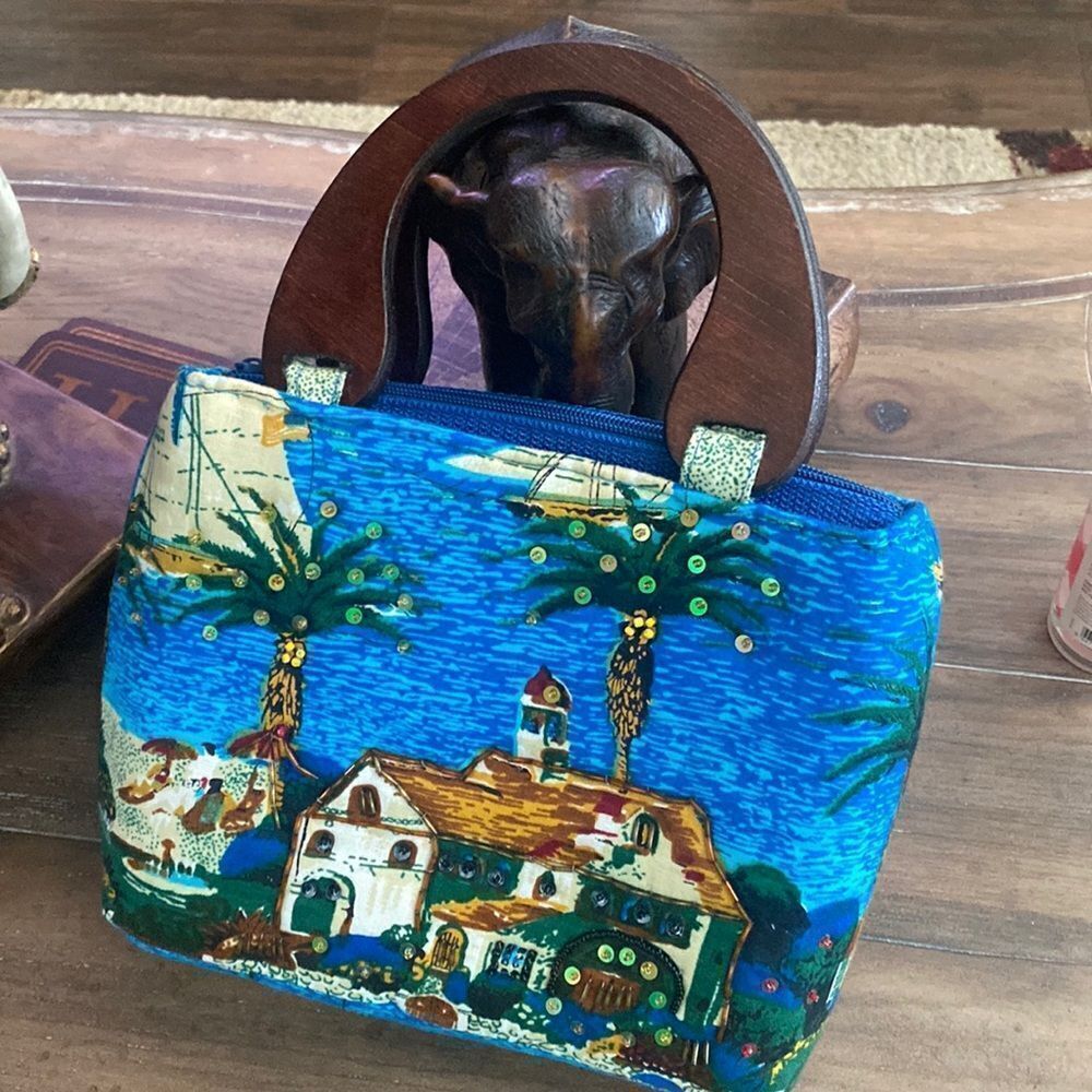 ❤️ Wood Handle Picture Designer Purse ❤️
